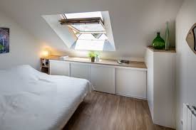Une penderie ou tout autre type de rangements peuvent parfaitement être envisagés dans des combles… cet espace à la géométrie particulière. Placard Coulissant Sous Pente Sur Mesure Compagnie Des Ateliers