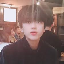Eokkaeneomeo sumeo ulgo issneun geoya wae tto neon apeun sarangeul hani jinan gieogeul wae kkeunheo naeji mot hae nae sesangeun jeonbu neoinde jigeum neon naui pumi piryohae jichin neoui yeorin eokkaee on gil jeonhal su issge pyeonhi gamssa. Yoo Youngjae Pics Yjayarchive Twitter