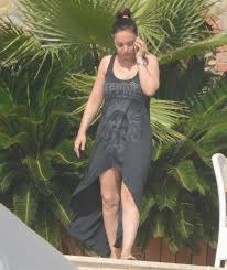 Mayolu görüntülenmek istemediği için plaj elbisesini hiç çıkarmayan gündeş, sahilde kaldığı süre boyunca uzun telefon. Ebru Gundes In Kizi Buyudu