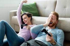 Para un desafío de habilidad total, intente hundir bolas de billar en un juego de billar. Juegos Divertidos Para Dos Personas En Casa Los Mejores