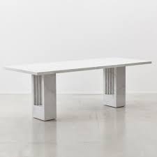 L'ovale se décline aussi pour la table basse béton avec de très belles roulettes industrielles. Carlo Scarpa And Marcel Breuer Delfi Table Beton Brut