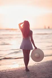 Fabulous Floppy Hat That Gives You Best Comfort With Style Beach Photoshoot Summer Photography Beach Poses