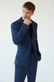 El look formal por excelencia para un hombre que se presenta a una entrevista de empleo es un traje clásico, en color oscuro (negro, gris o azul marino), igual para la chaqueta y el pantalón. Trajes De Invitado Para Ir De Boda Por Menos De 300 Euros