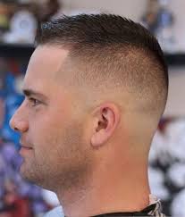 Frauen, die ohnehin zu einem eckigen gesicht und einer hohen stirn neigen, sollten mit einem buzzcut vorsichtig sein und eher zu einer alternativen kurzhaarfrisuren greifen. Pin Auf Frisuren