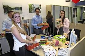 Bw Bank In Stuttgart Munster Unterstutzung Fur Aktion Weihnachten Im Schuhkarton Munster Stuttgarter Nachrichten