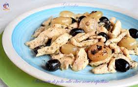 Mettete un po' di farina in un piatto e ripassateci le fettine di petto di pollo.preparate una padella con dell'olio e cuoceteci i petti di pollo infarinati,10. Straccetti Di Pollo Alle Olive Nere E Cipolline Ricetta Gustosissima