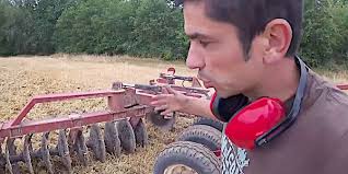 Déchaumage sur des terres à cailloux