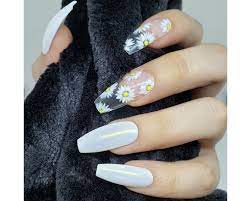 Dainty Daisy White Daisy Flower Press On Nails In 2021 Coffin Nails Designs Sunflower Nails Daisy Nails