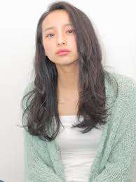 黒髪のロングヘアで大人の魅力アップ おしゃれなアレンジもご紹介 folk ロングヘア 明るいヘアカラー 美髪