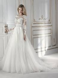 Transparan Tul Uzerine Yapilan Islemeleri Ve Sade A Kesim Etegiyle Mukemmel Bir Model Haline Gelen Bu Gelinlige Si Gelin Elbisesi Vintage Gelinlikler The Dress