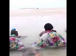 Umasikini wa hedhi ni tatizo lililo tapakaa nchini kenya kote, huku unicef ikipata asilimia 7 ya wanawake na wasichana wakitumia nguo nzee, na vipande vya blanketi, manyoya, matope na gazeti. Wasichana Wa Shule Uchi Wasichana Wavuliwa Nguo Kitale Wadaiwa Walivaa Vibaya Youtube Boko Haram Yawaachia Huru Wasichana 82 Wa Chibok Nchini Nigeria Lutscher Fliegen