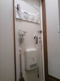 玄関です 窓が近くに無いため 電気を消すと真っ暗です o 入ってすぐのトイレは 一段高い位置にあるため出入りしにくい 玄関のドア 無印良品のマグネット類を使い ドアに少し収納をもうけました 掃除用のほうきや傘も引っかけ インテリア 収納 玄関