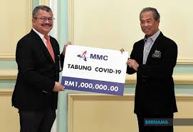 — picture via facebook/ muhyiddin yassin. Bernama Five Companies Donate To Covid 19 Fund