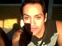 El es julio cerna coreografo del grupo crash el encargado de q vean ese  espectáculo. Sexy, ritmico e. Innovador. Conozcanlo