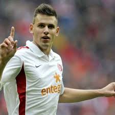 Kroos, asensio, real madrid & theragun. Real Madrid Szalai La Cle Pour Debloquer Le Transfert De Van Nistelrooy