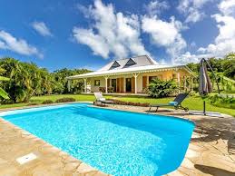 Conjugaison Harmonieuse Entre Creolite Confort Moderne Et Tranquillite La Villa Coco Vous Ouvre Ses Por Real Estate Photographer Pool Real Estate Photography