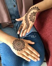 This type of design can be applied according to the outfits. Simple Mehndi Designs For Front Back Hand K4 Fashion