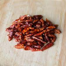 This region, at the tip of the boot of italy, is the main producer and consumer of chili pepper, or peperoncino as it is called in italian. Peperoncino Di Cayenna Bio Vendita Online 50 100 E 250 Gr Terzaluna Com