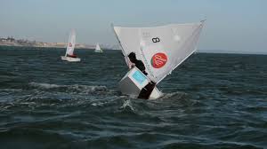 Veleiros desporto vela catamarã pequenos veleiros alvenaria iates atleta windsurf. Desporto Escolar Vela Youtube