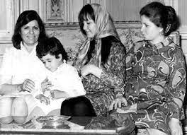 فتحيه خالد الزوجه الاولى لمعمر القذافى الجالسه علىي يمين السيده تحيه حرم الرئيس جمال عبد الناصر egypt history gamal abdel nasser libya