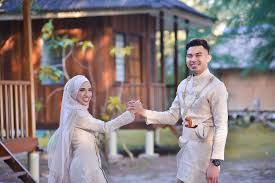 Kemudian mereka berdalil dengan sebuah hadits yang diriwayatkan oleh sahabat jabir rodhiallohu'anhu dan hadits ini dikeluarkan oleh imam muslim dalam shohihnya. Tips Pengantin Lepas Kahwin Nafkah Isteri Adalah Utama Barulah Ibu Bapa