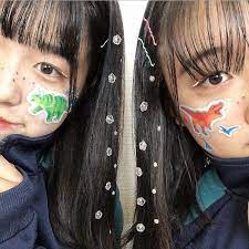 peeps ピープス女子のファッションメディアはinstagramを利用しています 顔面デコシール お久しぶりの顔面デコシール特集 顔面シールはもう定番だよね プリでもちろん可愛いけど プリじゃなくても盛れる気がする 髪の毛にシール貼 可愛い