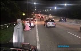 Senator ted cruz cleans up damaged house in texas texas freeze us weather latest english news. Pengguna Jalan Raya In English