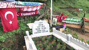 Annesi ayşe bülbül ve kardeşleri ile maçka kaymakamı selim çomaklı, maçka belediye başkan. Bakan Gul Sehit Eren Bulbul Un Mezarini Ziyaret Etti Dailymotion Video