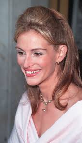 Julia robert has worn long curly hairs with bangs with brunette hair color. Beauty Lookbook Julia Roberts 10 Best Hairstyles More