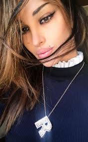 Io rifatta e plastificata? Non io, Rosa Perrotta invece ha le labbra  attaccate al naso”. Il durissimo affondo contro la ex tronista:  http://fanpa.ge/wljNM