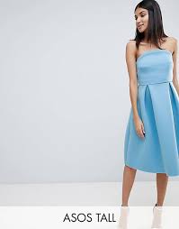 Mentre per vestiti dal taglio più elegante o da cerimonia puoi dare un'occhiata alla collezione chi chi. Asos Design Tall Vestito Midi Da Cerimonia Con Top Corto A Fascia Asos