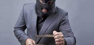 في واقعة مؤلمة، سلم أردني نفسه للأجهزة الأمنية ليعترف باقتحامه مبنى حكومي وسرقة 24 دينارا (نحو 34 دولارا) منه. Ù„Ù…Ø§Ø°Ø§ ÙŠØ³Ø±Ù‚ Ø¨Ø¹Ø¶ Ø§Ù„Ù†Ø§Ø³ ÙˆÙ…Ø§ Ù‡ÙŠ Ø§Ù„Ø§Ø³Ø¨Ø§Ø¨ Ù„Ø°Ù„Ùƒ