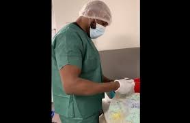 Pour aider les soignants, bakary meité, rugbyman professionnel à carcassonne, en pro d2, a c'est une trajectoire singulière en ces temps de crise sanitaire, une belle histoire : Coronavirus Rugbyman Pro Bakary Meite Carcassonne Devient Agent D Entretien Pour Aider Un Hopital Actu Rugby