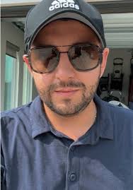 Yo tratando de promocionar el negocio de mi esposa con un video @Ada H...