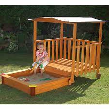 Hier können sich die kinder auf eine kleine veranda setzen, die an dem sandkasten gebaut wurde. Sandkasten Villa Mit Dach Gaspo Mytoys