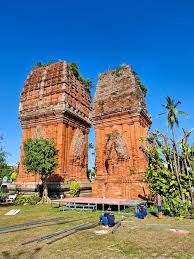 🏛️ Tháp Đôi Quy Nhơn Tháp Đôi Quy Nhơn, also known as the Twin Towers of Quy Nhơn, is one of the most impressive remaining examples of ancient Cham architecture in central