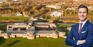 De man zou vermoedelijk al enkele weken dood zijn, de eigenaar van het pand was daarvan op de hoogte, maar gaf dit niet aan. Felle Reacties Na Zelfhaat Tweet Van Van Langenhove Een Het Nieuwsblad Mobile