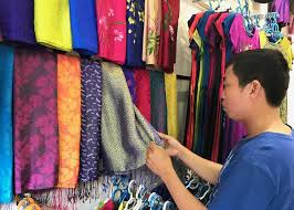 Cách phân biệt lụa Việt Nam với lụa Trung Quốc