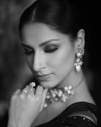 I know how a BnW picture doesn't do justice to this subtle yet glam Smokey  eye, I'm still a fan of BnW so wanted to display this perfect frame with  the perfect