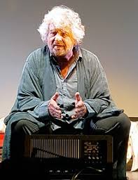 E in platea si assaggia la carne sintetica preparata sul palco. Beppe Grillo Wikipedia