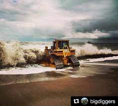 Caterpillar D6lgp Getting Cleaned By The Ocean Construction Equipment Cat Machines Cool Photos