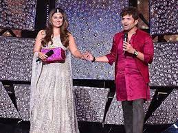 Himesh reshammiya and komal were married for 22 years before they got divorced in 2017. Indian Idol 11 Himesh Reshammiya S Wife Sonia Kapoor Pays A Surprise Visit On The Sets Times Of India