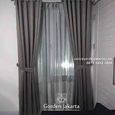 Ada tirai warna putih transparan di jendela dan berhias gorden warna oranye cerah. Gorden Jendela Minimalis Grey Cluster Hacienda High Cibubur Gorden Jakarta