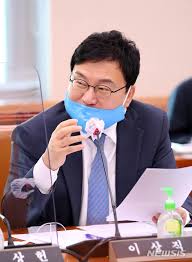 기업인으로서의 경력으로는 이스타 항공의 총괄회장을 맡았으며 이후 경영 일선에서 물러난 뒤 그의 자녀들이 이스타 항공의 지분. ì´ìƒì§ ì´ìŠ¤íƒ€ ì‚¬íƒœì— ì•ˆíƒ€ê¹ì§€ë§Œ ê²½ì˜ìžê°€ ì•Œì•„ì„œ ë‰´ìŠ¤ ë™ì•„ë‹·ì»´