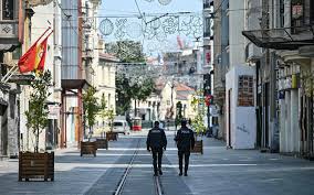 .açıklanmasıyla birlikte hafta içi sokağa çıkma kısıtlaması saatleri akşam 19:00'la sabah 05:00 peki, hafta sonu hangi illerde yasak var? Sokaga Cikma Yasagi Kacta Basliyor Kacta Bitiyor Sokaga Cikma Yasagi Saatleri Ne
