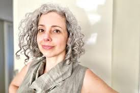 Alexandra Lopes da Cunha lança livro "A Arqueologia das Gavetas", que  aborda o luto e presta homenagem à mãe