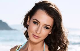 Phoebe Nicholson (Isabella Giovinazzo)