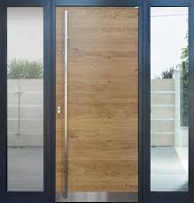 Moderne Eichenholztur Mit Echten Astlochern Trifft Hier Auf Einen Edlen Aluminiumrahmen Mit Spiegelglas Auf Der Aussens Spiegelglas Moderne Turen Hausturen Holz