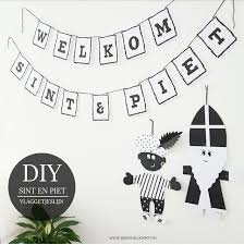 Van kransen, vlaggetjes en slingers om je huis mee te versieren tot een vrolijke rood wit blauw ketting, kroon en armbandjes om jezelf mee aan te kleden. Free Printable Sint En Piet Vlaggetjeslijn Sinterklaas Vlaggenlijn Sinterklaas Diy Sinterklaas