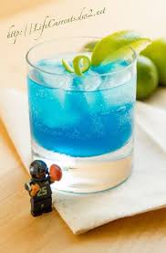 Cocktail Bleu Des Cocktails Bleus Pour Soutenir Son Equipe Elle A Table Cocktail Bleu Punch Sans Alcool Cocktail Sans Alcool Noel
